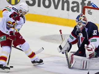 Jaroslav Janus (Slovan) a vľavo Linus Omark (Jokerit).