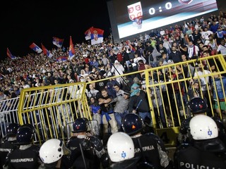 Srbi obviňujú Albáncov z provokácie, rieši ich UEFA
