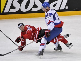 Z úvodného stretnutia Slovákov v skupine na MS proti  Kanade 4. mája 2012 v Helsinkách. Vpravo  Kristian Kudroč odstavuje Johna Tavaresa.