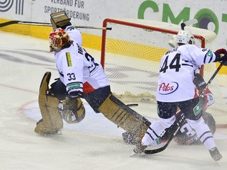 Zľava v popredí brankár Barry Brust a Branislav Mezei.