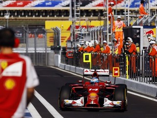 Fernando Alonso vychádza z boxov počas druhého voľného tréningu na Veľkú cenu Ruska na okruhu v Soči 10. októbra 2014.