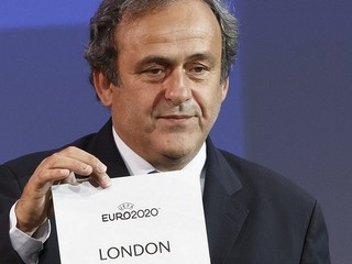 Šéf UEFA Michel Platin ukazuje lístok s nápisom Londýn, ktorý bude hostiť finále futbalových majstrovstiev Európy EURO 2020.