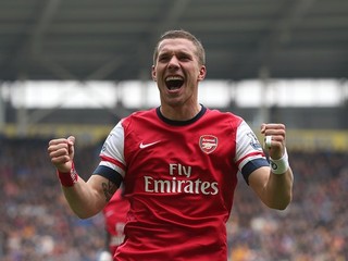 Lukas Podolski z Arsenalu Londýn sa teší z gólu počas zápasu  35. kola anglickej futbalovej Premiership proti Hull City 20. apríla 2014 v Hulle.