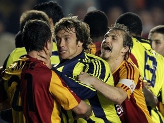 Futbalisti sa pobili. Ilustračná snímka.