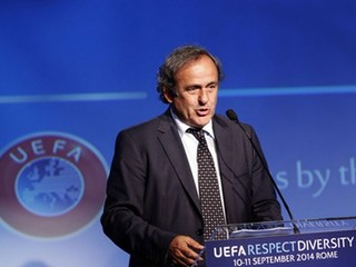 Michel Platini opäť podrobil ostrej kritike šéfa Medzinárodnej futbalovej federácie (FIFA) Seppa Blattera.