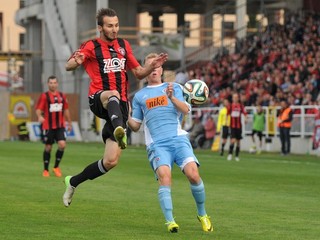 Vľavo hráč Spartaka Kamil Kuzma a hráč Slovana Lukáš Gašparovič v zápase záverečného 33. kola ligy v Trnave 31. mája 2014.