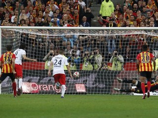 Edinson Cavani (vľavo) takto premieňa penaltu na 3:1.