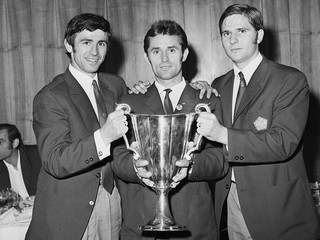 Vladimír Hrivnák (vľavo), Ľudovít Cvetler a Ján Čapkovič pózujú s trofejou za víťazstvo v Pohári víťazov pohárov 1969.