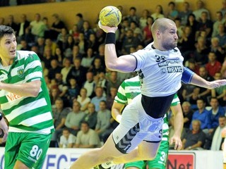 Alexander Ivanov z Hlohovca (vpravo) počas zápasu proti Sportingu Lisabon.