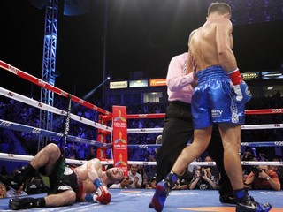 Gennadij Golovkin (vpravo) zložil súpera už v druhom kole.