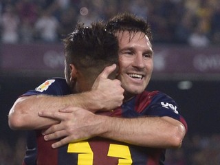 Lionel Messi sa teší z gólu so spoluhráčom Neymarom.