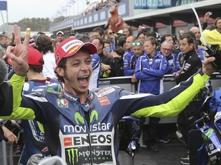 Valentino Rossi sa teší z víťazstva.