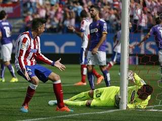 Jose Maria Gimenez (v popredí) z Atlética Madrid sa teší z gólu svojo spoluhráča Tiaga.
