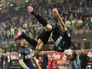 Anderson Hernanes z Interu Miláno a jeho salto po góle, ktorým vyrovnal v nadstavenom čase na 2:2.