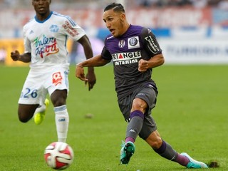 Stredopoliar Toulouse Adrien Regattin (vpravo) v zápase proti Marseille.