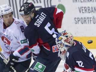 Wojtek Wolski (vľavo) počas zápasu proti Slovanu Bratislava.