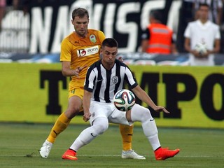 Róbert Mak (vpredu) a hráč Zimbru Kišiňov Julian Erhan v odvetnom zápase play off Európskej ligy PAOK - Zimbru (4:0) 28. augusta. Mak strelil premiérový súťažný gól v drese PAOK- v 79. minúte.