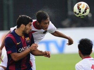 Luis Suarez (vľavo) počas prípravného zápasu rezervy FC Barcelona s B-tímom Indonézie.