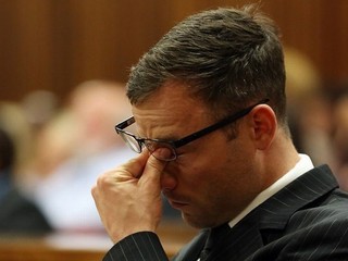 Pistorius spoznal trest za zabitie, na päť rokov ide za mreže