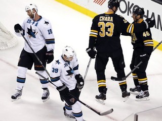 Zdeno Chara blahoželá Davidovi Krejčímu (vpravo) po góle do prázdnej bránky. Vľavo hráči San Jose Joe Thornton (19) a Logan Couture (39).