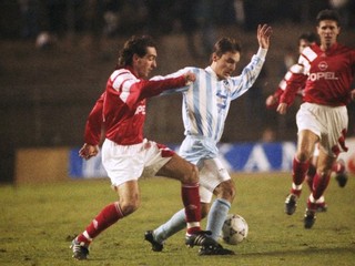 Slovanista Ondrej Krištofík (v strede) v súboji s Jiřím Němcom. Loptu sleduje Jozef Chovanec (vpravo). Zápas sa hral v decembri 1992.