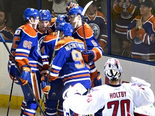 Martin Marinčin (vľavo) sa so spoluhráčmi teší z gólu v bránke Washingtonu.