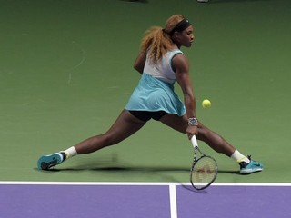 Serena Williams vracia loptičku Kanaďanke Eugenie Bouchard.