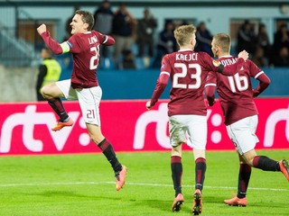 David Lafata (vľavo) po strelení gólu.