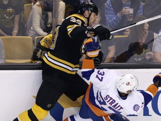 Zdeno Chára (vľavo) v súboji s obrancom New Yorku Islanders Brianom Straitom.