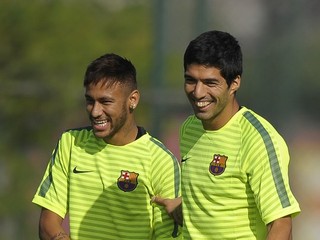 Luis Suárez (vpravo) na tréningu Barcelony s Neymarom.