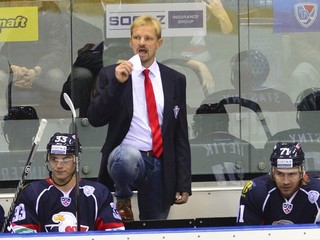 Na snímke striedačka Slovana, zľava Mário Lunter,tréner Slovana Petri Matikainen a Tomáš Netík.