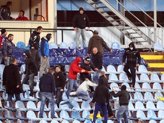 Tribúna pod stanovišťami komentátorov.