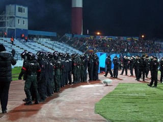 Slovan tvrdí, že nemohol pre bezpečnosť urobiť viac. Záznam zo štadióna tomu nenasvedčuje.