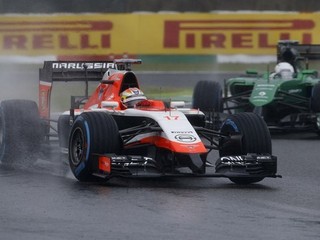 Jules Bianchi jazdí vo formule 1 druhú sezónu v tíme Marussia. Po nehode na Veľkej cene Japonska je v nemocnici v kritickom stave.