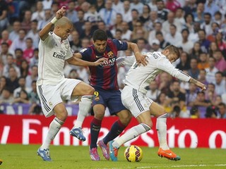 Suárez (v strede) prihral na jediný gól Barcelony.