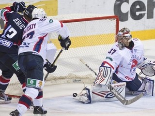 Hokejisti Novgorodu(v bielom).