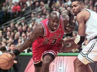 Jordan vyhral v NBA šesť titulov s Chicagom Bulls, päťkrát sa stal najužitočnejším hráčom sezóny a štrnásťkrát si zahral v prestížnom Zápase hviezd. Kariéru zakončil so skvelým priemerom 30 bodov na zápas, keď nastrieľal 32 292 bodov.