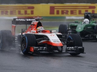 Marussia vpredu, Caterham vzadu.