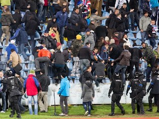 Polícia zasahuje počas zápasu Európskej ligy medzi Slovanom a Spartou, 23. október 2014.