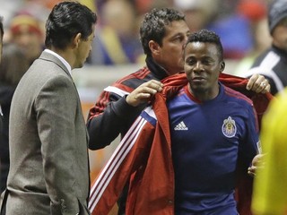 Tréner Chivas USA Wilmer Cabrera (vľavo) a jeho hráč Marvin Chavez.