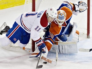 Brendan Gallagher z Montrealu (11) a brankár Edmontonu Ben Scrivens.