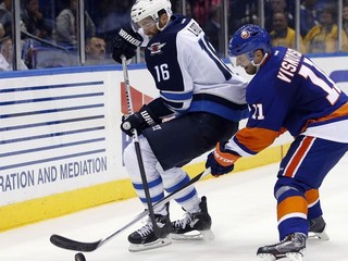 Ľubomír Višňovský z New York Islanders (vpravo) a hráč Winnipeg Jets Andrew Ladd.