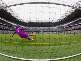 Sergio Agüero z Manchestru City prekonáva z penalty brankára Tottenhamu Huga Llorisa.