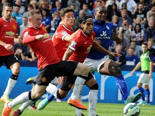 Futbalisti Manchesteru United  Wayne Rooney (vľavo), Ander Herrera (uprostred) a Radamel Falcao (druhý sprava).