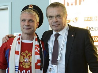 Na snímke vpravo prezident KHL Alexander Medvedev.