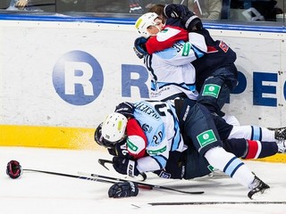 Zápas je plný nervozity a súbojov.