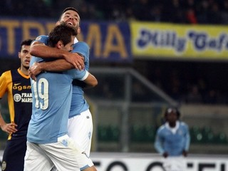 Futbalisti Lazia oslavujú.