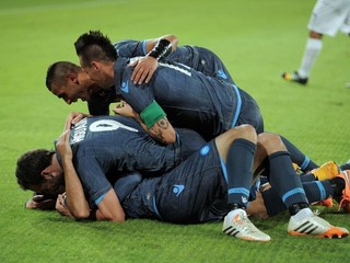 Kapitán Neapolu Slovák Marek Hamšík (hore).
