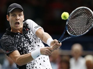 Český tenista Tomáš Berdych odvracia loptičku vo štvrťfinálovom  zápase turnaja série Masters v Paríži proti Juhoarfričanovi Kevinovi Andersonovi.