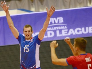 Druhý turnaj Svetovej ligy v G-skupine, zápas Slovensko - Španielsko v Košiciach 15. júna 2014. Na snímke slovenskí volejbalisti Juraj Zaťko (vľavo) a Matej Kubš sa radujú z bodu.